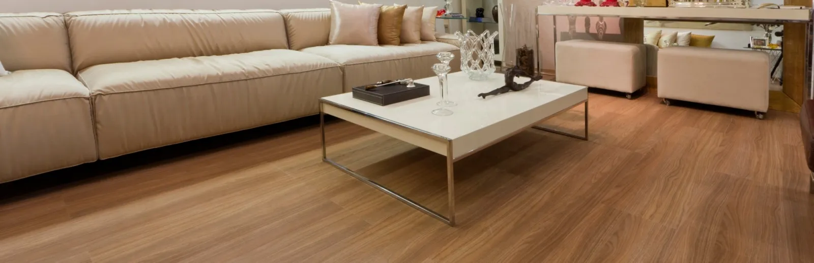 Sala com Piso Laminado amadeirado instalado pela FirmaFloor
